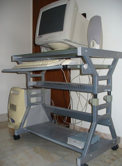 mesa de computador em metal