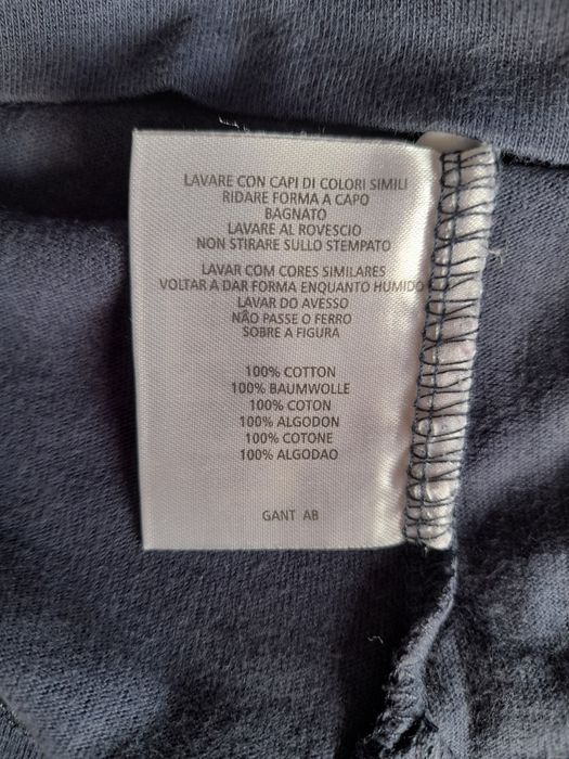 Sweat Gant azul marinho, detalhes a vermelho. Tamanho 6 meses