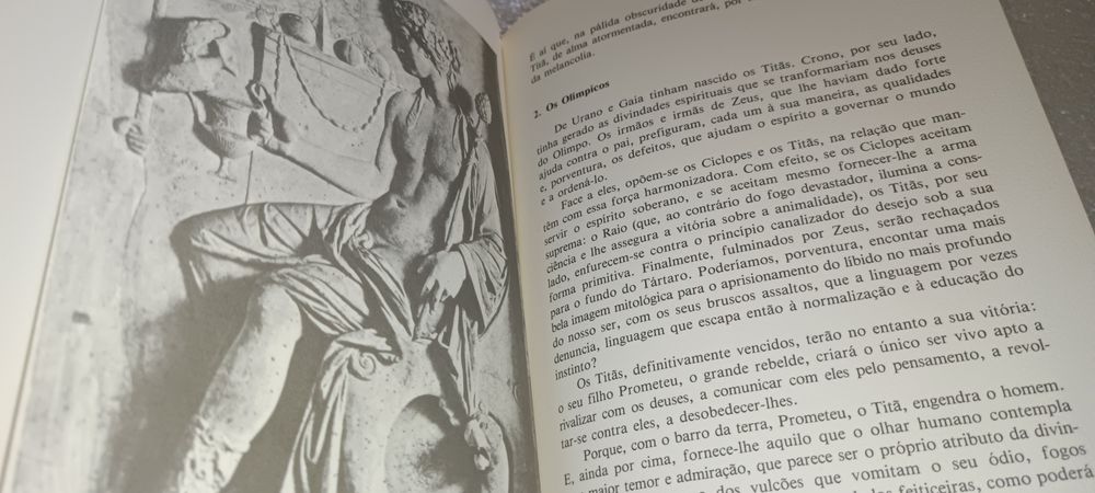 Antigo livro a mitologia  com estampas