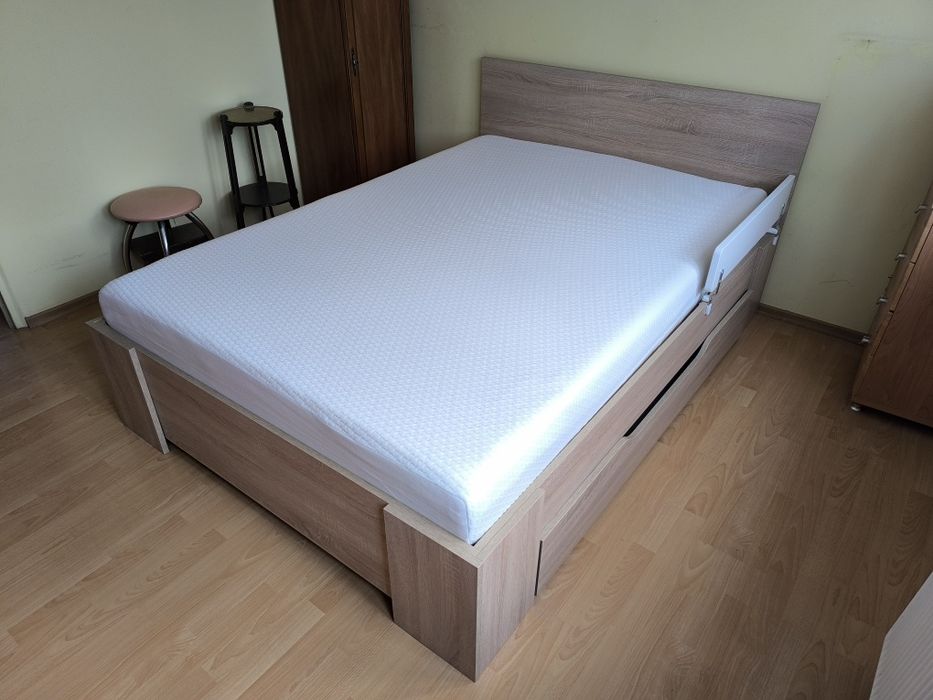 Łóżko 140x200 w kolorze jasnego drewna z materacem