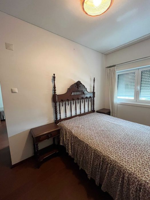 Conjunto de Quarto Clássico em Madeira Escura – Cama e Mesas de Cabeceira