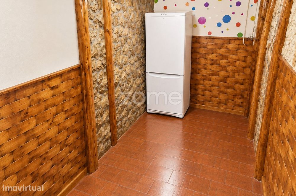Espaço Comercial de 66m² com Charme Rústico e Dois Pisos