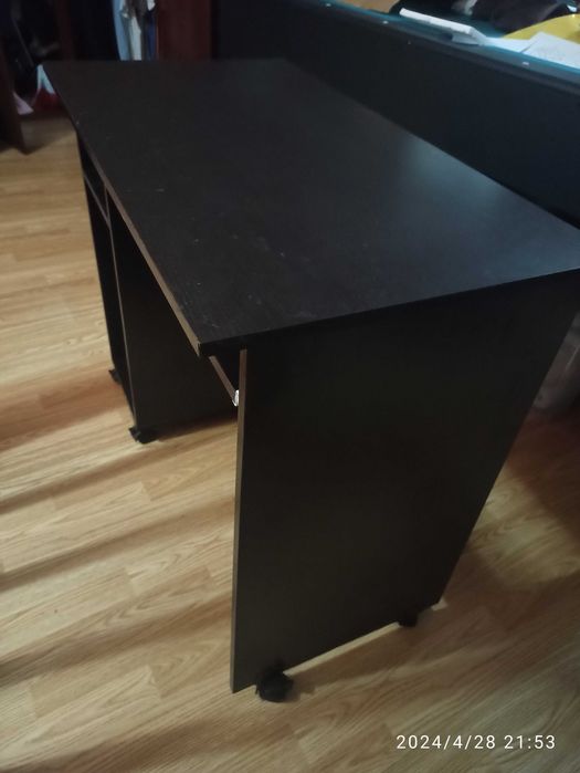 Secretária para pc com rodízios e base deslizante para teclado.
