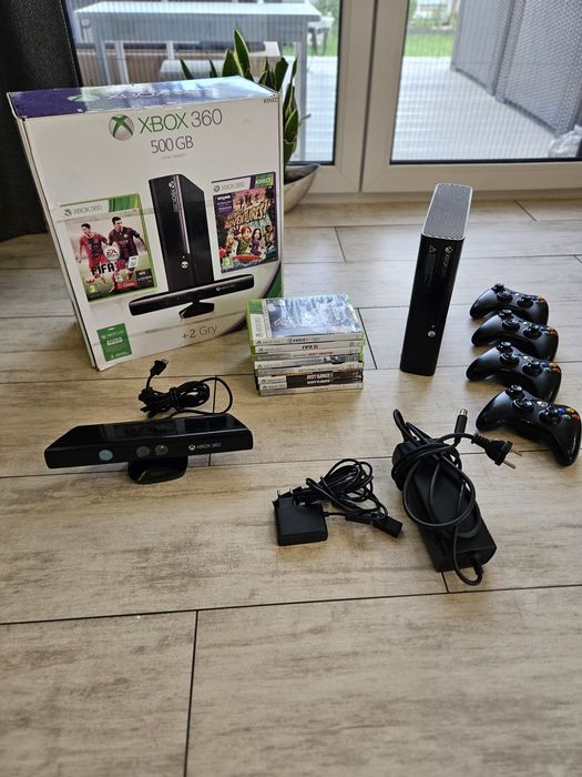 Konsola XBOX 360 + Kinect + 4 pady