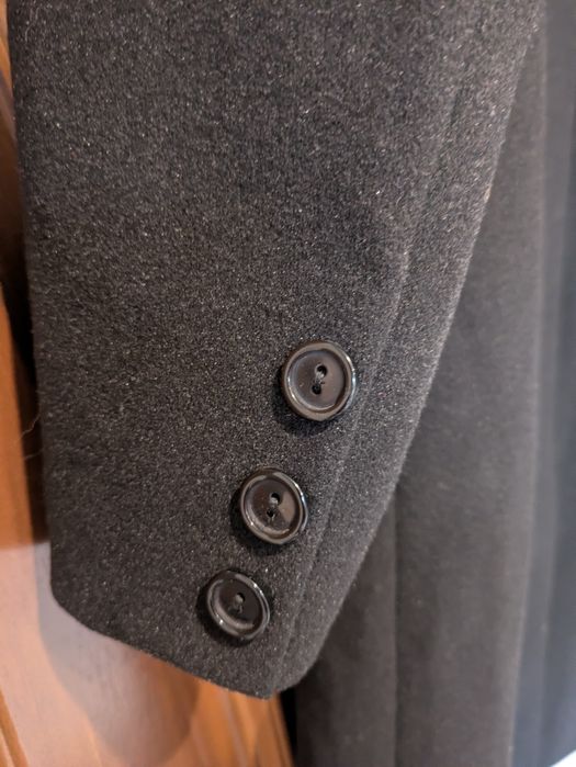 Czarny, elegancki płaszcz.