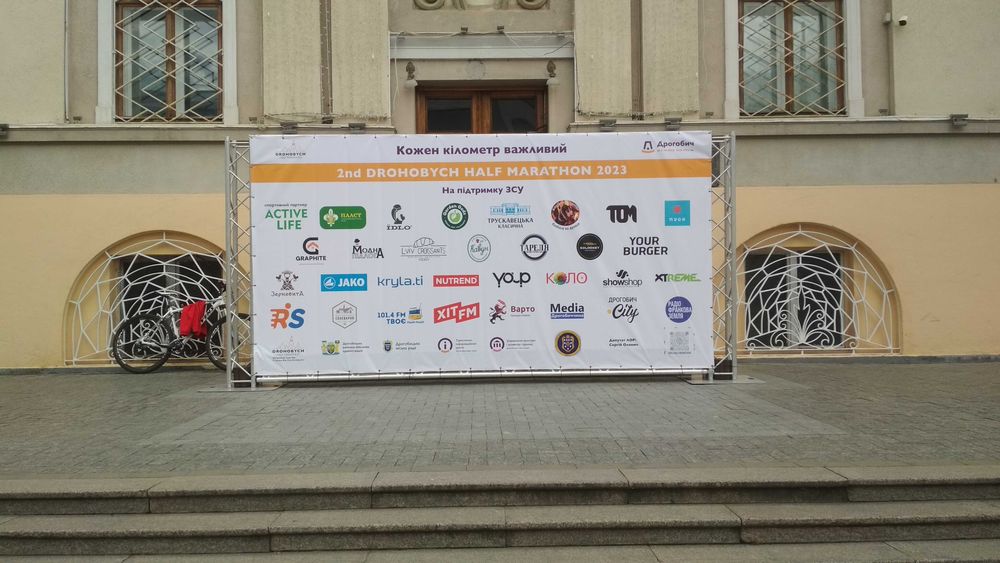 Сцена, світло, звук, металеві конструкції