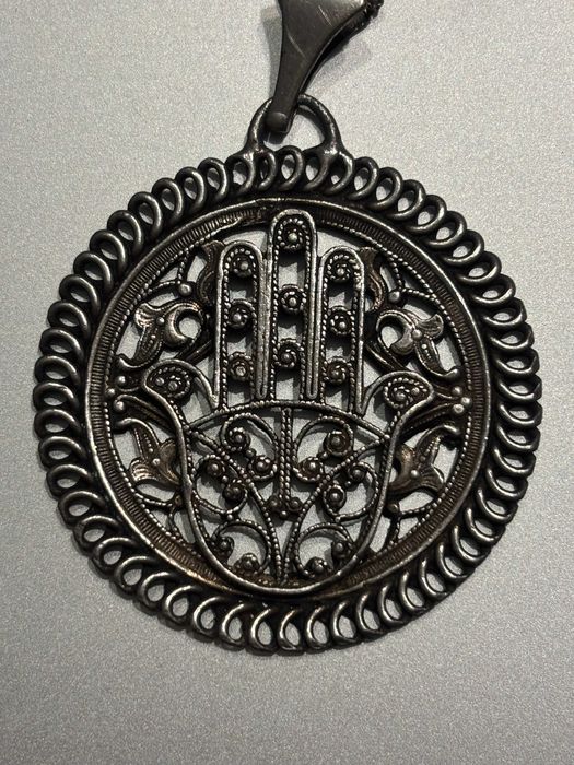 Duża zawieszka "Dłoń Fatimy", średnica 4,5 cm.