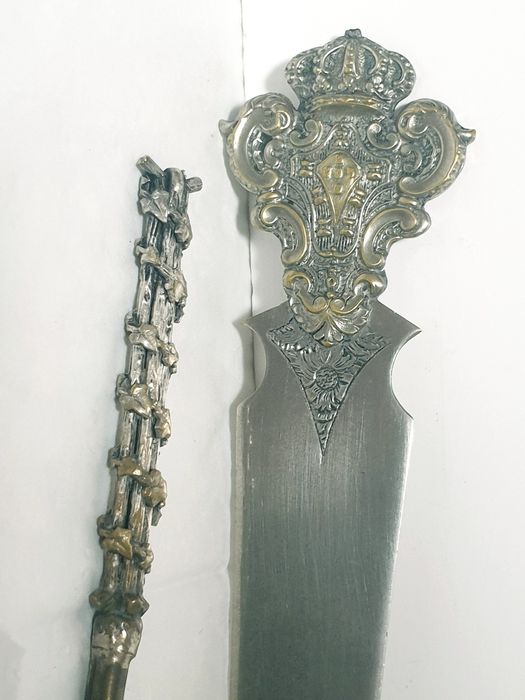 Antigo abre cartas brasonado e antigo aparo