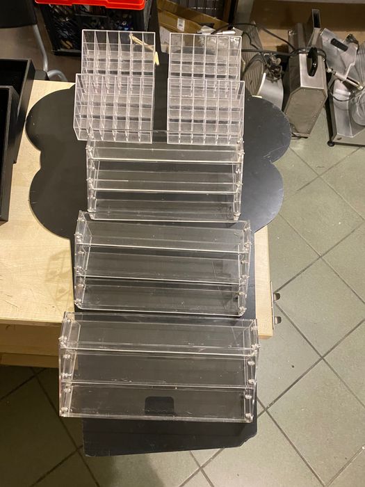 Zestaw ekspozytorów i tacek do wystawienia towaru