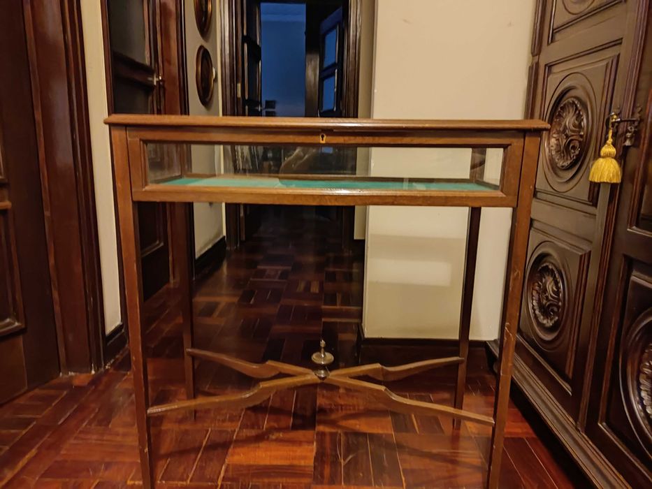 Vitrine estilo Dª Maria para Colecionismo/Decoração