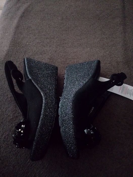 Sandały czarne na koturnie