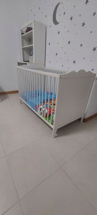 Cama de bebé juntamente com móvel  trocador de bebé
