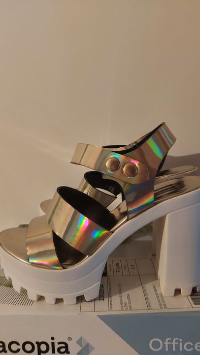 Sandálias douradas da IN SHOES