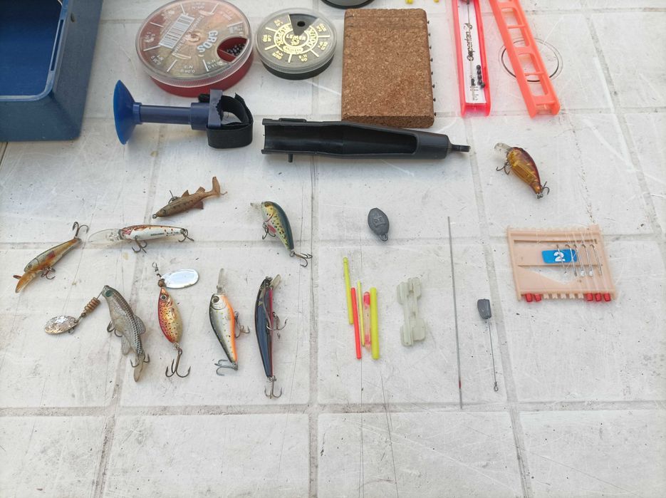 Diverso material de pesca