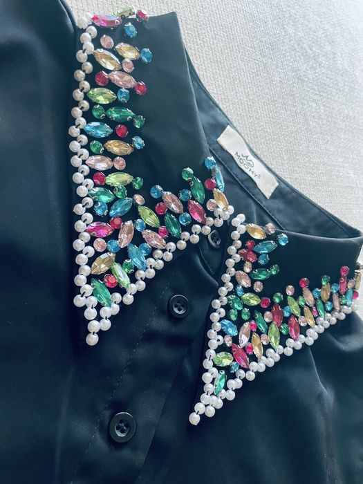 Blusa preta manga comorida e gola cravada de brilho