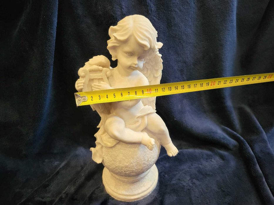 Querubim (anjo-bebé) sentado numa bola em Marfinite
