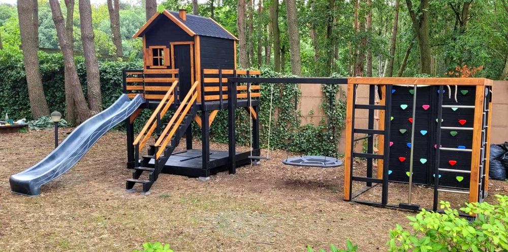 Duży plac zabaw z domkiem ,huśtawkami i małpim gajem