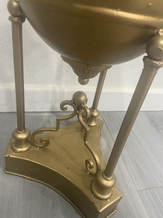 Pote dourado antigo