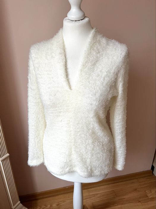 Sweter z dekoltem V futrzany kudłaty elegancki do pracy butik Cocomore