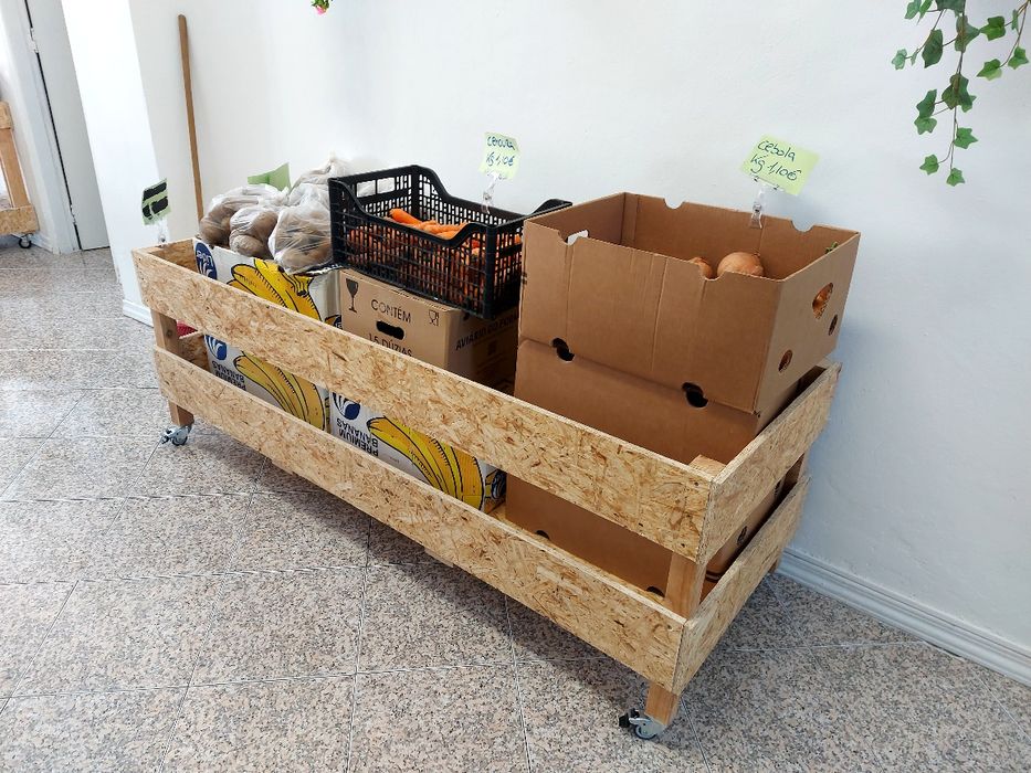 Expositor com rodinhas