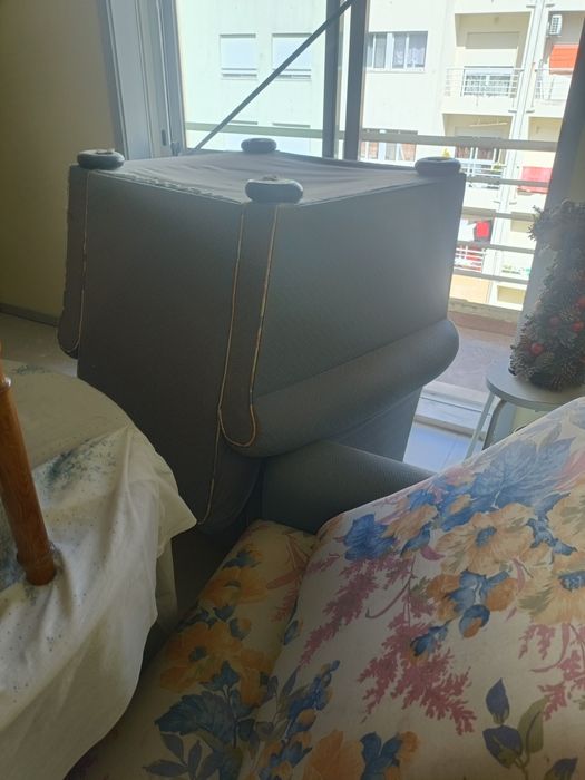 Estante e conjunto de sofas