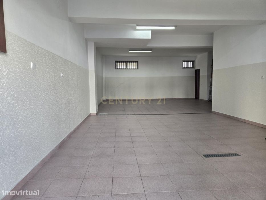 Garagem com 90m2 no centro de Almada