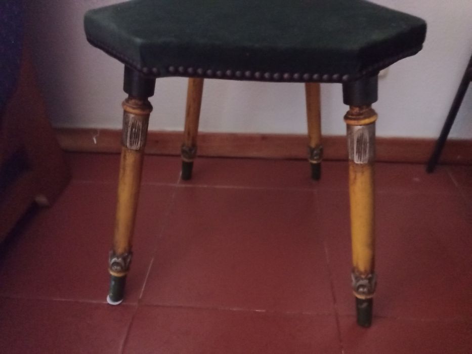 Cadeira antiga em madeira