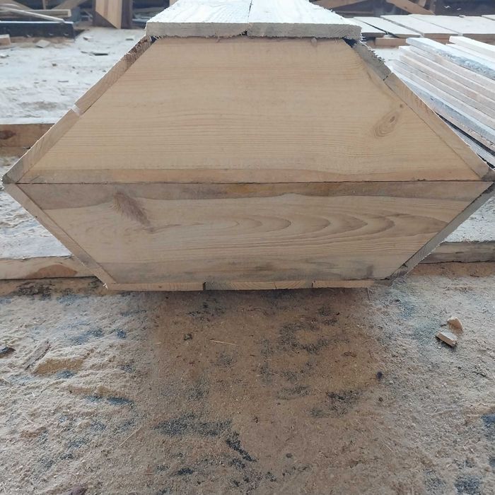 Труни не оббиті.