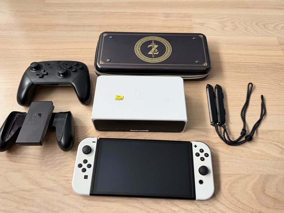 Nintendo Switch OLED v2 + Pad Controller Pro + Karta 256 GB + Etui