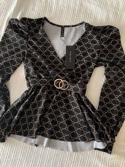 Camisa preta e dourada da New Yorker