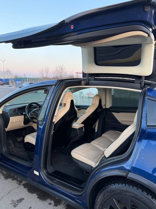 Тесла модел х в гарному стані