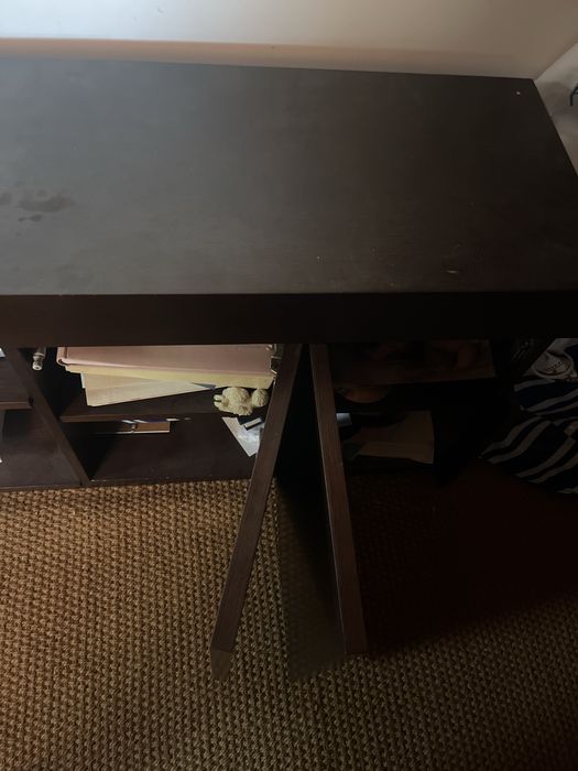 Movel aparador todo em madeira em estado satisfatorio