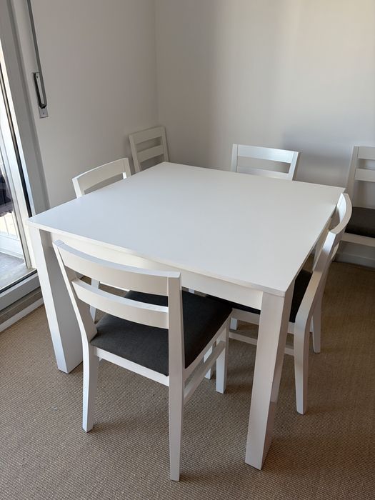 Mesa e cadeiras brancas
