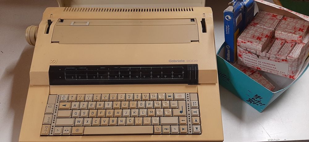 Máquina de escrever antiga gabriele 9009