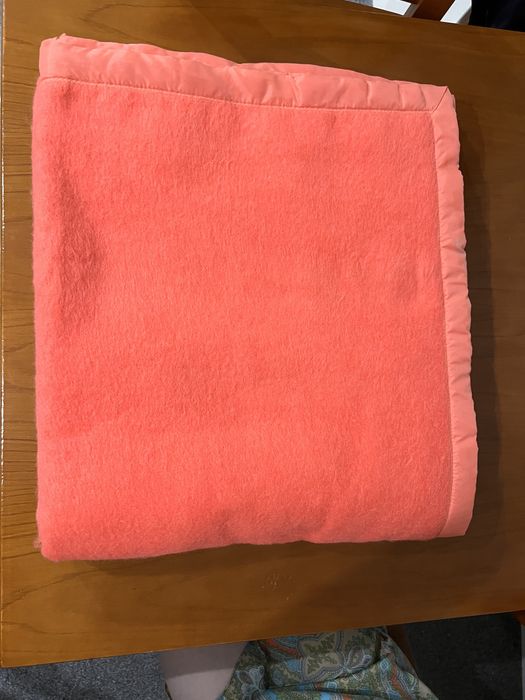 Cobertor rosa de lã sintética