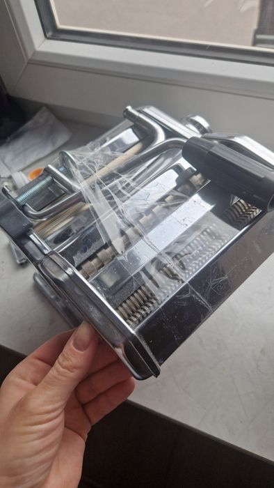 На кухню. Делает домашние  макароны. Тесто.