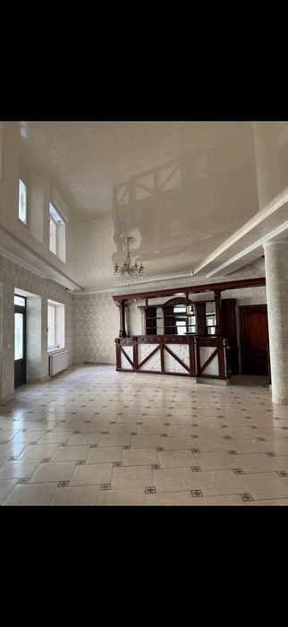 Здається круте велике приміщення в центрі