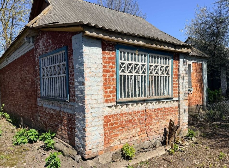 продається будинок.