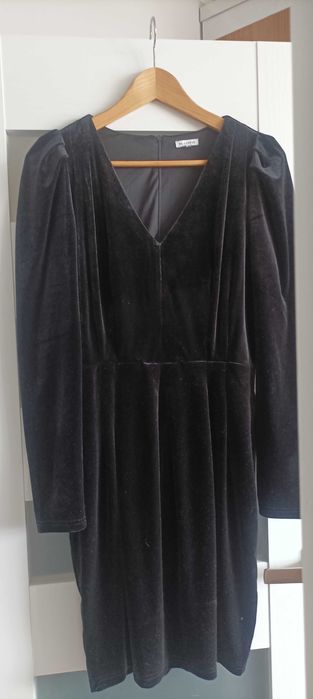 Czarna welurowa sukienka Wólczanka