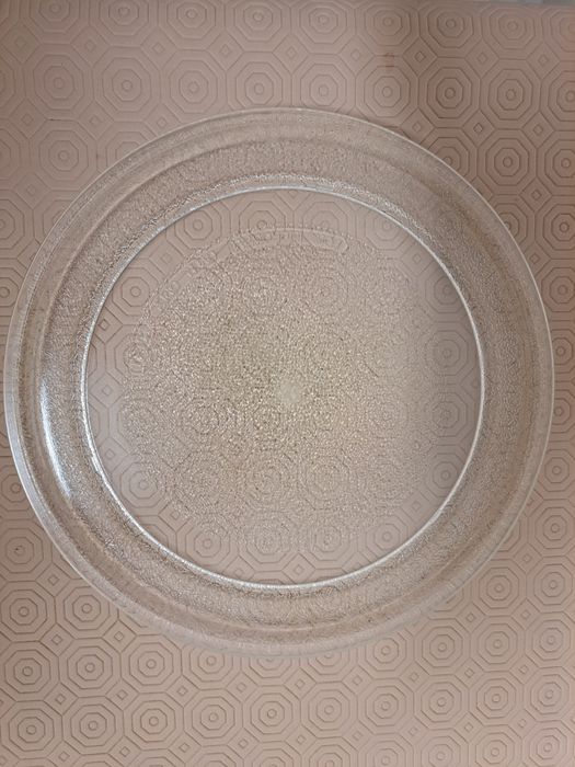 2 Pratos Microondas em excelente estado. Tem 27cm e 24cm. Unidade.