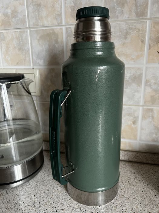 Продам термос  STANLEY-1.9 л.
