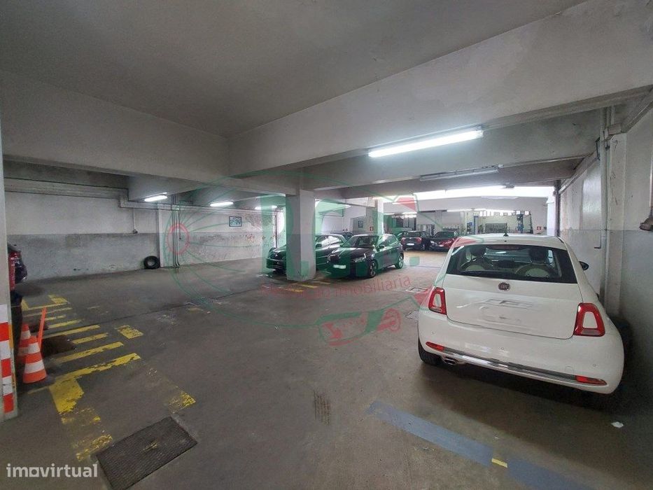 Armazém / Garagem em Costa Cabral (510m2)