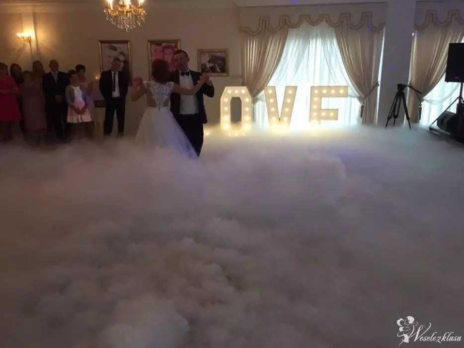 Fotobudka 360 HIT 2026 ciezki dym napis LOVE fontanny iskier dekoracja