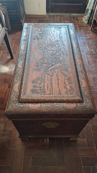 Arca em madeira entalhada