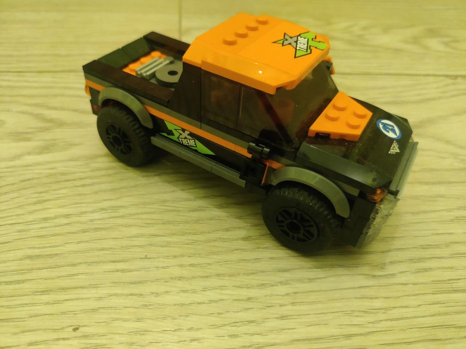 Samochód, przyczepa i motorówka LEGO CITY.