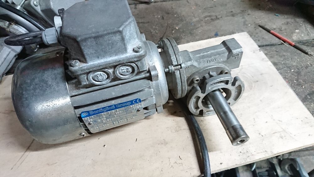 Silnik elektryczny z reduktorem