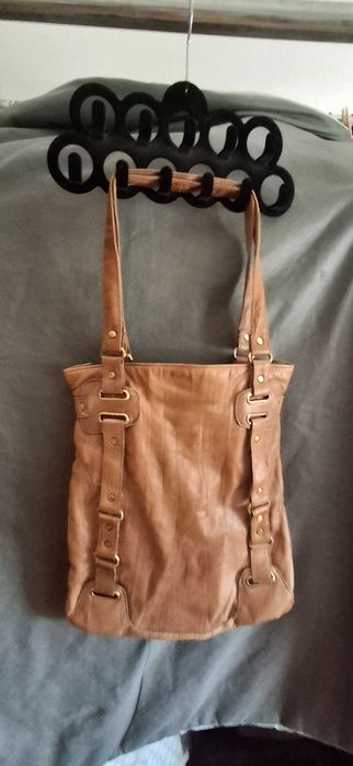 Mala de pele castanha