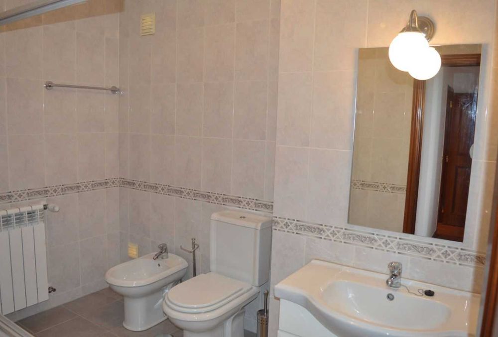 Quarto com casa de banho privativa para rapariga estudante – Marques de Pombal