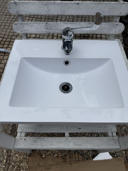 Vendo lavatório branco com torneira incluída
