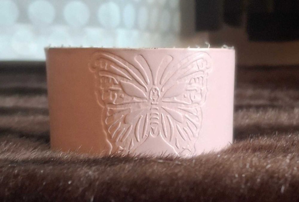 Pulseira de couro rosa com borboleta
